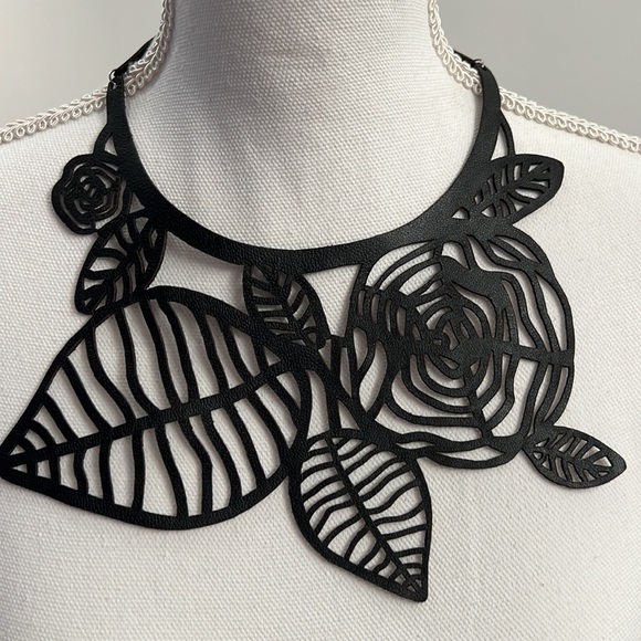 REAL LEATHER NECKLACE New never worn - Picture 3 of 5